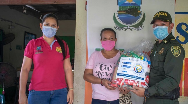 Las ayudas donadas por el Ministerio del Interior fueron entregadas por María Fernanda Cortina, gestora social en actividad que estuvo respaldada por la Policía del Madalena.