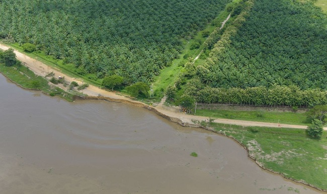 Vista aérea de la vía Salamina – El Piñón, área afectada debido a la socavación de cerca de 100 metros cúbicos del terraplén por la fuerza de las aguas del río Magdalena.