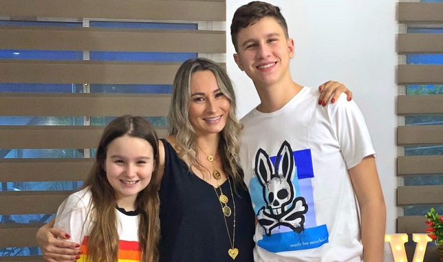 La cumplimentada con sus hijos Edgardo y Gabriela Vives Camacho, en la reunión familiar de sus cumpleaños.
