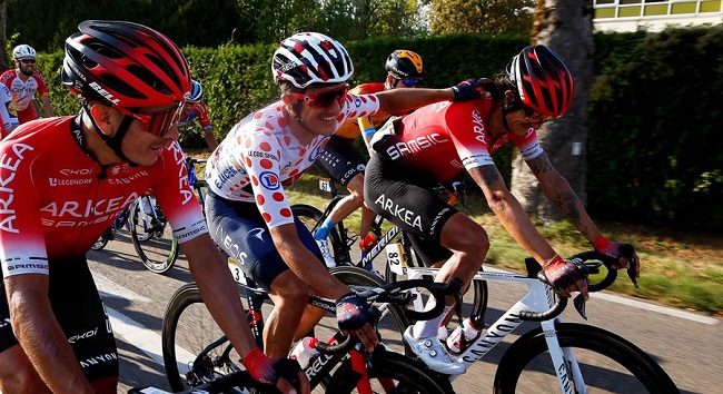 Nairo Quintana, que llegó al Tour con opciones de subir al podio por cuarta vez en su carrera, quedó fuera de esa lucha tras sufrir tres caídas, terminando en el puesto 17 a más de una hora del ganador, el esloveno Tadej Pogacar.
