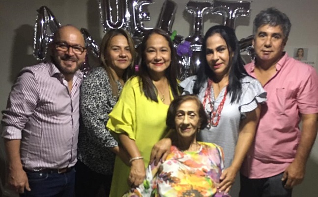 La cumplimentada Bachi Jure en compañía de sus hijos Reinaldo, María Esperanza, Mildred, Ramon Antonio y Janeth Patricia Prieto Jure.