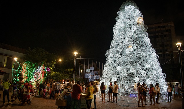 Los visitantes y las familias samarias puedan disfrutar sanamente de una ciudad iluminada en parques, calles y vías principales de Santa Marta.