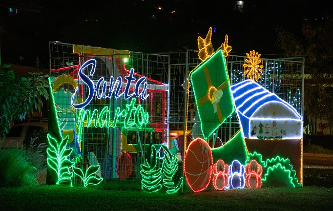 Las noches samarias se engalanan con una variedad de iluminaciones que decoran las calles de la ciudad.