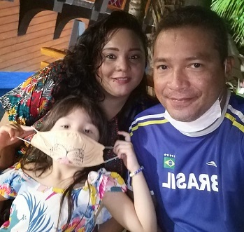 Nohelia en compañía de sus padres, Dina Zapata y Nelson Morelo.