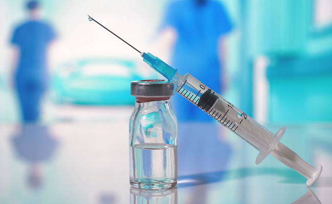 La vacuna de la farmacéutica AstraZeneca está indicada para la inmunización activa de personas mayores de 18 años.