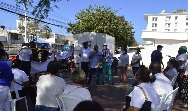 Aproximadamente 50 personas hicieron plantón en las afueras de la sede administrativa de la E.S.E. ‘Alejandro Próspero Revenend’ en Santa Marta. 
