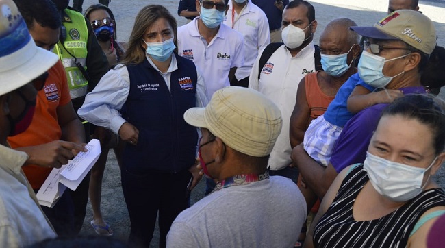La Secretaria de Seguridad y Convivencia Distrital, Sandra Vallejo Delgado, conversó con los pescadores y carretilleros y les explicó el objetivo de este operativo.