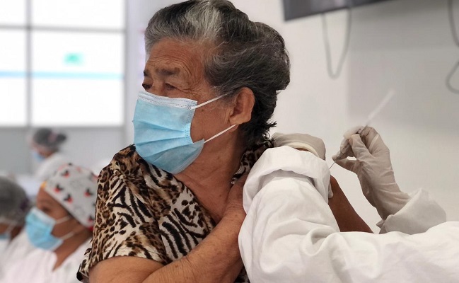 Desde las diferentes secretarías de salud municipales hacen el llamado a los adultos mayores de 80 años para que se acerquen a los sitios de vacunación.