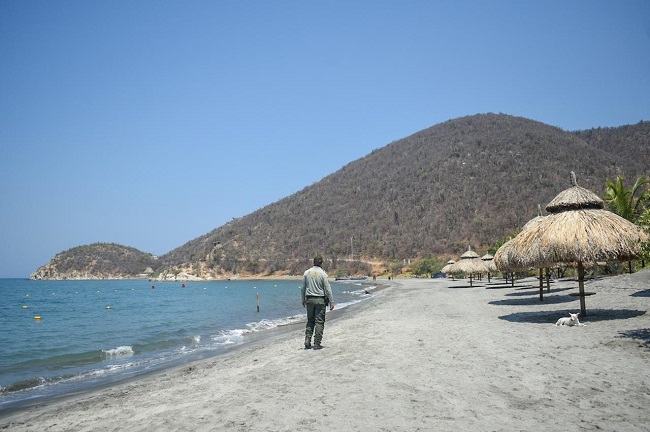 Así luce la playa Cabo Tortuga este domingo en medio del confinamiento por coronavirus. Foto: Indetur.