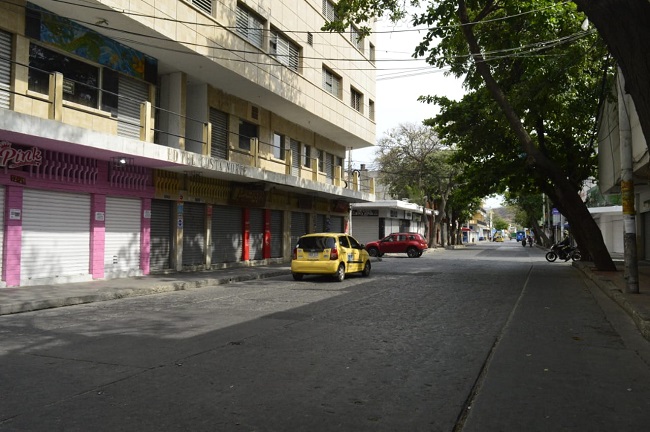 Avenida Campo Serrano (carrera 5) en Santa Marta, en día de confinamiento. Fotos: EL INFORMADOR.