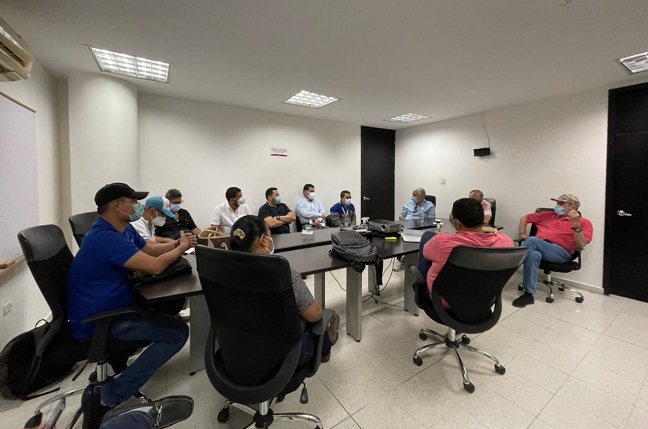 Reunión entre directivas de la empresa Air-e, Ruta del Sol II, Gobernación del Magdalena y concejales de Puebloviejo. 