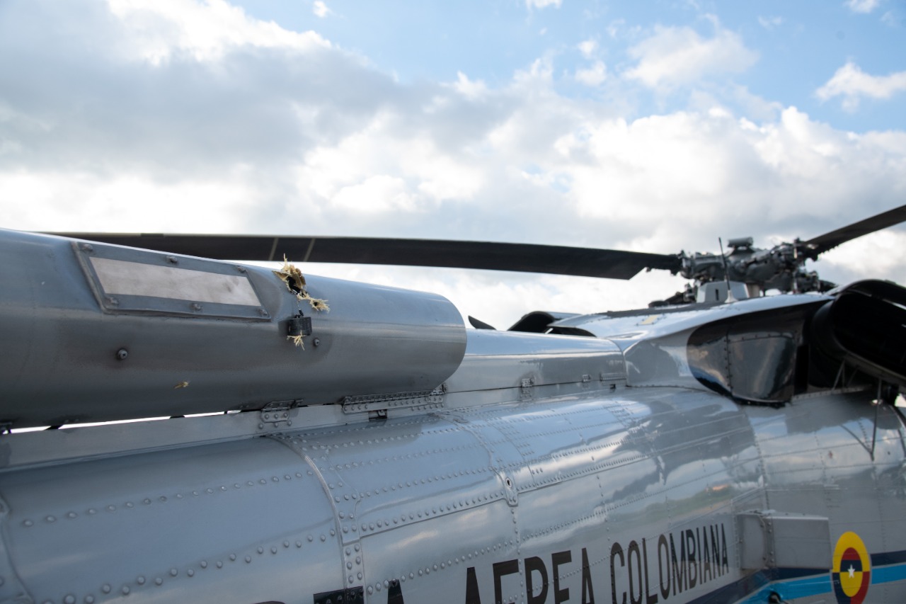 El helicóptero de la Fuerza Aérea presenta varios impactos de armas de largo alcance.