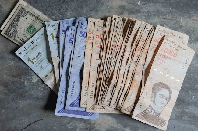  Fotografía que muestra varios billetes de bolívares, el 04 de agosto de 2021, en Caracas (Venezuela). EFE