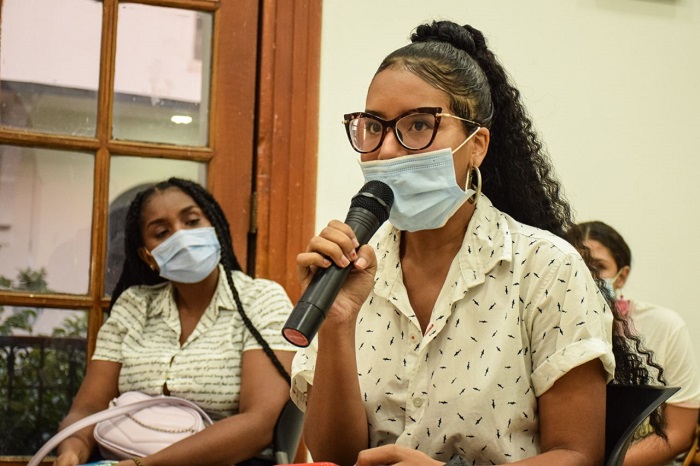 Las jóvenes invitadas al conversatorio participaron haciéndole preguntas a las panelistas sobre el liderazgo de las mujeres en Santa Marta y el Magdalena.