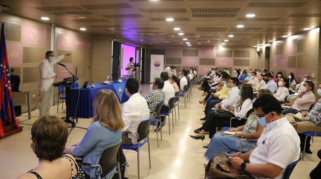 Durante el taller, el rector Pablo Vera expresó que la finalidad del ejercicio es clarificar la relación entre el perfil del egresado, las competencias y los Resultados de Aprendizaje.