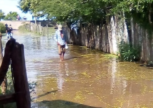 Los habitantes del corregimiento de Cerrito vieron con impotencia como el río inundó sus calles y viviendas.