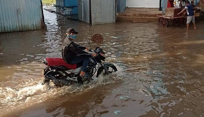 La zona comercial de El Banco también se vio perjudicada con las inundaciones. Foto: El Banco y la Región Noticias.