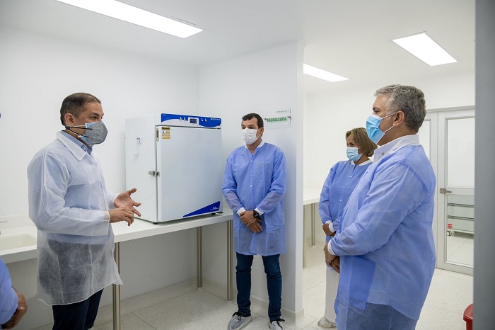 Este laboratorio que fue entregado la tarde de este sábado por el Presidente Iván Duque es de suma importancia para el país ya que permitirá un mayor acercamiento y apoyo al gremio bananero y a los productores agrícolas de la región, en facilitar la toma de decisiones enfocadas al manejo y control de plagas, enfermedades cuarentenarias y de importancia agrícola.