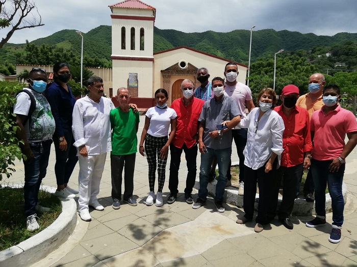  El precandidato a la presidencia, Eduardo Verano De La Rosa, se reunió con los líderes de los barrios de Batidas y Pescaíto.