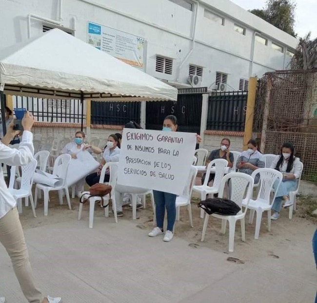 Con pancartas y arengas, trabajadores del hospital San Cristóbal exigieron el pago que se les adeuda.