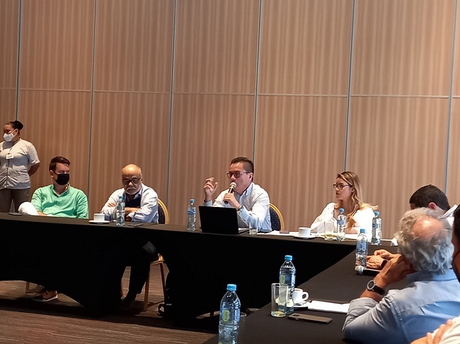 Es importante resaltar que los estudios contemplan la ampliación de la pista. Sin embargo, en la reunión se planteó que la ampliación es insuficiente para poder tener aviones de cabina ancha.