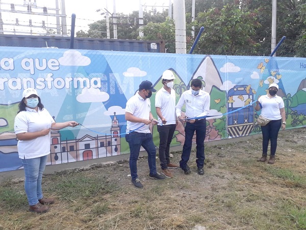 El alcalde de Zona Bananera cortó el listón con el que se oficializó la inauguración de la subestación Río Córdoba, en Cordobita.