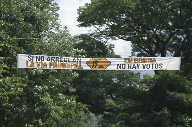 La pancarta se extiende sobre la vía principal de Bonda.