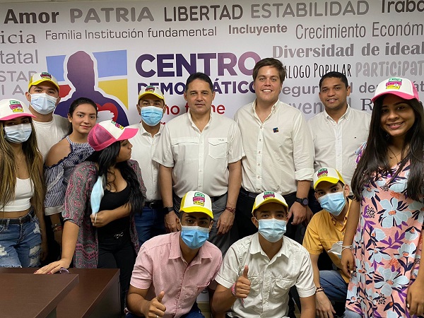 Luis Vives González acompañado del Honorio Miguel Henríquez Pinedo, Senador de la República de Colombia y el Diputado Yair Mejía.  