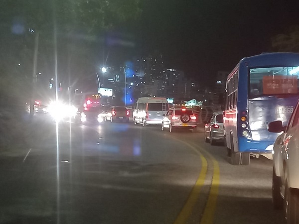 Una angustiante situación viven los conductores en Santa Marta por los trancones, debido al mal manejo del tráfico por parte de la Secretaría de Movilidad del Distrito. Los interminables trancones en el Ziruma continúan poniendo en ‘jaque’ la movilidad en Santa Marta.