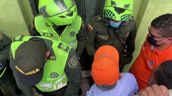 Momento en que la Policía le niega el ingreso al Hospital Santander Herrera al Secretario Adolfo Bula. 