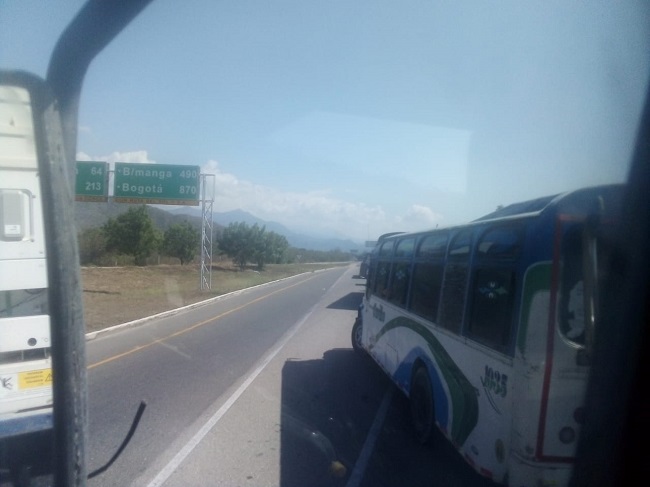 Congestión vehicular hasta la 'Ye' de Ciénaga por obras en el puente de Río Frío.