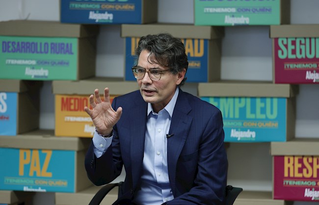  El precandidato presidencial Alejandro Gaviria habla durante una entrevista con Efe en su sede de campaña.