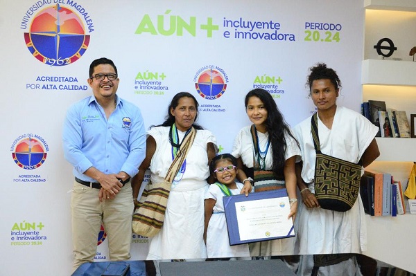 El rector de la Universidad del Magdalena, Pablo Vera Salazar,  acompañado de Sonia Ati Gúndiwa Villafaña Mejía, y otros miembros de la comunidad indígena Arhuaca.