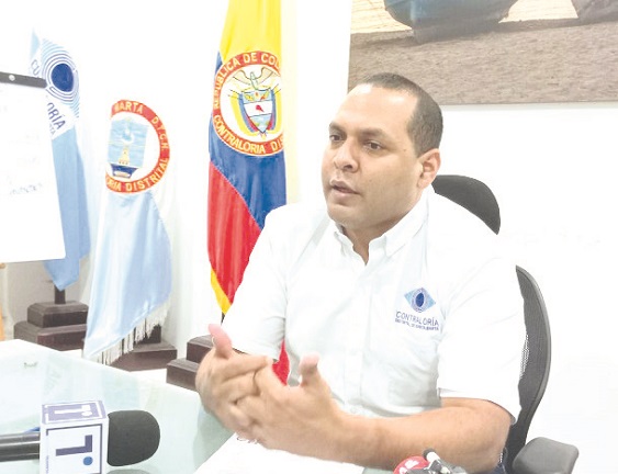 Chadpan Rosado, contralor distrital de Santa Marta, entregando detalles del resultado de la gestión.
