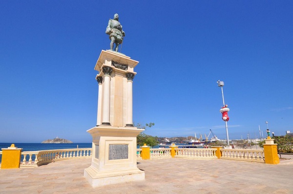 Dentro de la propuesta se encierran también la reubicación de todos los monumentos, bustos y estatuas se resaltan una visión colonial de la historia de la ciudad de Santa Marta.