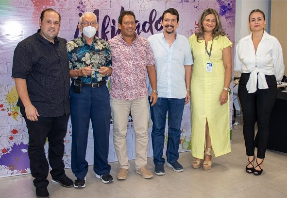 El presidente ejecutivo de la Cámara de Comercio para el Magdalena, Andrés Vives Calle, entregó los reconocimientos a las 23 empresas destacadas.