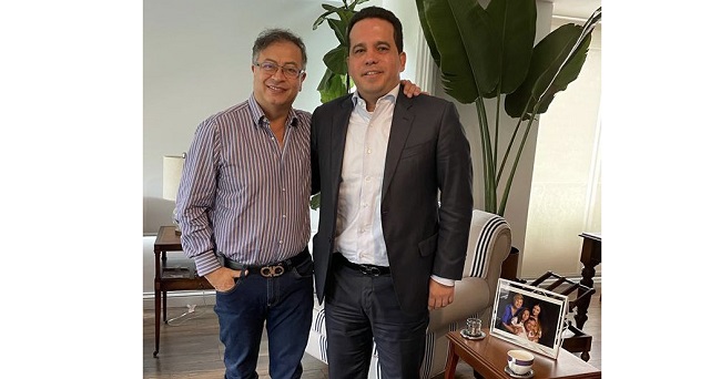 Izq. Gustavo Petro, presidente electo de Colombia. Derecha: Carlos Trujillo. Ambos sostuvieron una reunión recientemente.