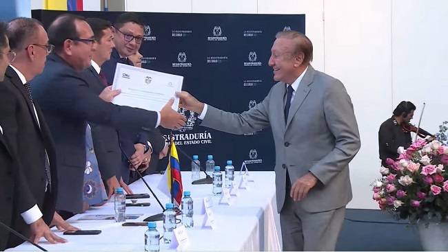Rodolfo Hernández recibió su credencial como senador.