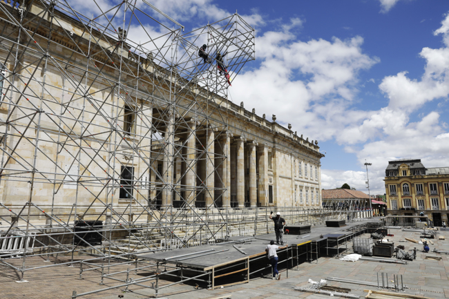 Personas trabajan en el montaje de las tarimas para la ceremonia de investidura presidencial de Gustavo Petro, el 30 de julio de 2022 en la Plaza de Bolívar en Bogotá (Colombia). EFE