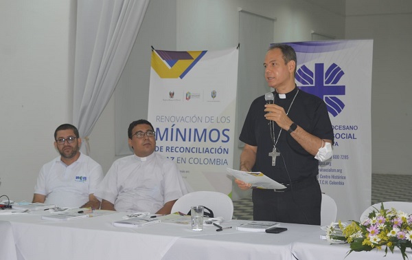 Monseñor José Mario Bacci, obispo de la Diócesis de Santa Marta, presidió la reunión con líderes del Magdalena y medios de comunicación.