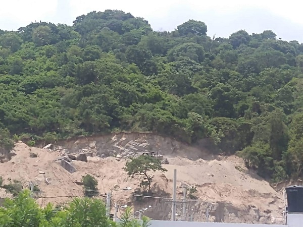 Estado actual del cerro de ‘Las Iguanas’, el cual ha sido intervenido con maquinaria amarilla que ha talado gran parte de este.