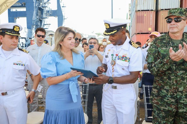La alcaldesa Virna Johnson entregó las llaves de la ciudad al Capitán de Navío Jairo Orobio Sánchez, comandante del Buque Escuela ARC Gloria de la Armada Nacional.