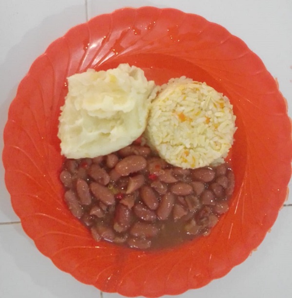 Este el plato que se le dio a los niños como almuerzo en el que se sustituyó el cerdo por frijol e incluía puré de papa y arroz.