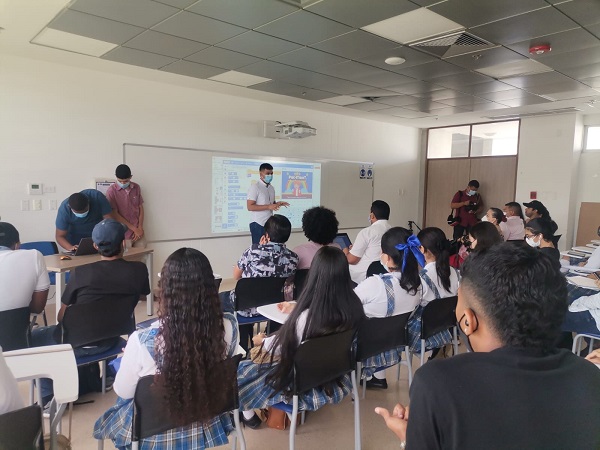 La comunidad estudiantil del Laura Vicuña celebró la iniciativa que tiene esta Casa de Estudios Superiores en integrarlos a la comunidad universitaria.