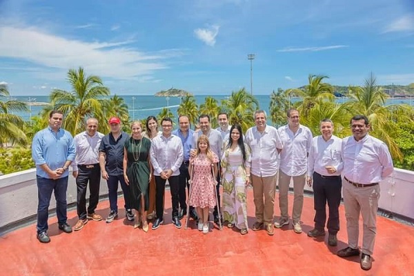 Los gobernadores de la región junto a funcionarios del gobierno Nacional durante la firma del acuerdo para estudios de factibilidad del Tren Regional del Caribe.