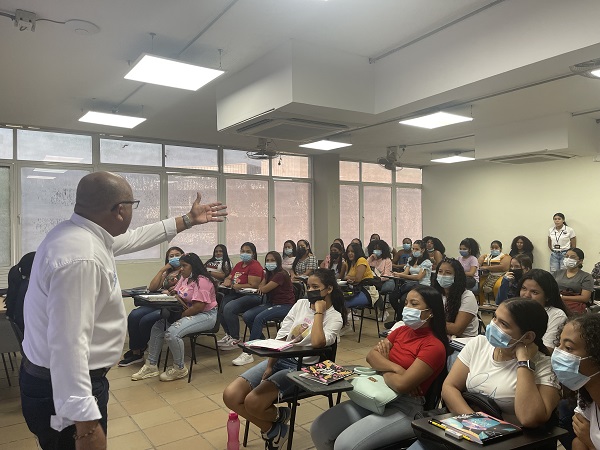 Estudiantes modalidades a distancia y virtual en el primer día de clases.