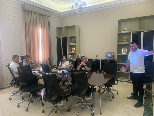 Directivos de la compañía en reunión con la alcaldesa de Santa Marta, Virna Johnson.