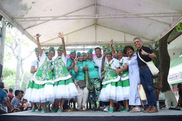 El Rector Pablo Vera Salazar, compartió con los asistentes a través de un conversatorio en el barrio Mamatoco durante la celebración del décimo Festival del ‘Bollo Tres Puntá’.