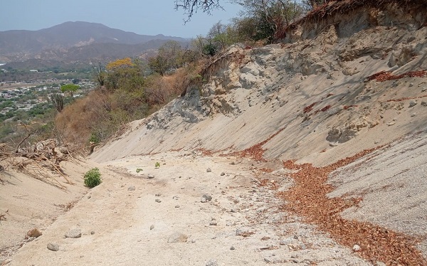 La obra fue realizada con maquinaria pesada tipo retroexcavadora y se pudo establecer que el trazado de la misma se encuentra dentro de suelo de protección.