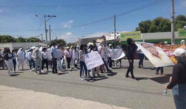 Las protestas pacíficas se vienen desarrollando ante el desespero de los trabajadores, quienes manifiestan no tener dinero para alimentar a sus familiares ante la falta de pago.